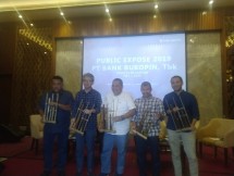 Direksi Bank Bukopin memainkan angklung