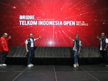 Direktur Human Capital Manajemen Telkom Indonesia Edi Witjara (kedua dari kiri) bersama Ketua Umum Pengurus Besar Gabungan Bridge Seluruh Indonesia (PB GABSI) Miranda Goeltom (kedua dari kanan), Ketua Badan Pembina GABSI Michael Bambang Hartono (paling kiri), serta Ketua TelkomGroup Bridge Club Rakhmad Tunggal Afifuddin