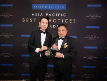 Direktur Utama Telkom Indonesia Ririek Adriansyah (kanan) saat menerima penghargaan Frost & Sullivan Asia-Pacific Best Practices Awards 2019