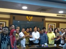 Menteri Koperasi dan Usaha Kecil Menengah Teten Masduki menegaskan bahwa Musyawarah Nasional (Munas) Dekopin adalah wilayah civil society