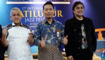 U. Saefudin Noer, Direktur Utama PJT II (kiri), Ferry Andrianto, Kepala Bagian Humas Kementerian BUMN dan Dwiki Dharmawan