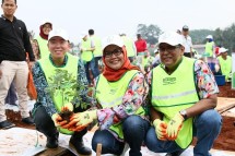 Bupati Bogor Ade Yasin dan senior vice president Korindo Group, Robert Seung ( kiri) dan sekda kabupaten Bogor melakukan penanaman pohon pertama dalam rangka pembangunan Hutan Kota di stadion Pakan Sari, Bogor, sabtu (30/11) kemarin.