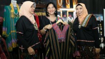 Dirjen IKMA Kemenperin Gati Wibawaningsih saat memamerkan produk IKM NTB