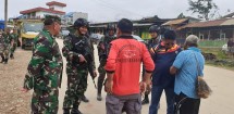 Jaga Kebersihan Lingkungan, Prajurit TNI dan Masyarakat Bersihkan Pasar Tiom