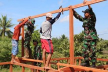 Prajurit TNI Ikut Gotong Royong Bangun Rumah Warga di Kampung Sipias Papua