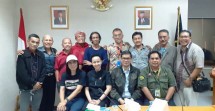 Pengurus Asosiasi Bela Hak Cipta yang dipimpin oleh Erwanda Lukas alias Papa T Bob ( berdiri, paling kiri) beraudiensi dengan Komisioner Lembaga Manajemen Kolektif Nasional (LMKN) James F Sundah, Rien Uthami Dewi, Yessi Kurniawan dan Rapin Mudiarjo Kawaradji (Duduk).