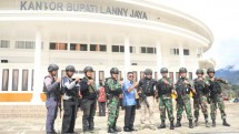 Danyonif Para Raider 305 Terima Tanda Kehormatan dari Bupati Lany Jaya Papua