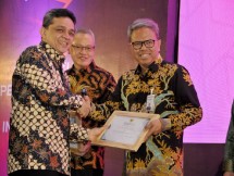 Penghargaan diterima oleh Direktur Mandiri Syariah Putu Rahwidhiyasa
