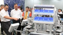 Menteri Perindustrian Agus Gumiwang Kartasasmita didampingi Kepala Badan Pengembangan Sumber Daya Manusia Industri (BPSDMI) Eko S.A. Cahyanto ketika melakukan kunjungan kerja di BDI Denpasar, Bali.