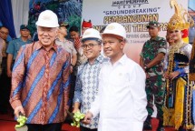 Kepala BKPM Bahlil Lahadalia (Baju Putih)