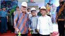 Kepala BKPM Bahlil Lahadalia bersama Bupati Banyuwangi Abdullah Azwar Anas dan Direktur PT Duta Insani Bangun Persada Enggartiasto Lukito saat Ground Breaking Themepark di Banyuwangi