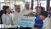 Menperin Agus Gumiwang Kartasasmita didampingi Dirjen IKMA Kemenperin Gati Wibawaningsih saat menyerahkan bantuan berupa mesin dan peralatan untuk IKM terdampak banjir di Jakbar dan Tangerang (Foto: Ridwan/Industry.co.id)