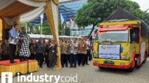 Menperin Agus Gumiwang saat melepas bantuan logistik untuk korban banjir bandang di Lebak, Banten (Foto: Ridwan/Industry.co.id)