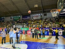 Menteri Pemuda dan Olahraga RI (Menpora) Zainudin Amali secara simbolis melempar bola basket sebagai pembukaan League (IBL) 2020