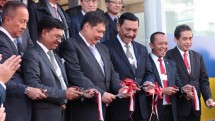 Pembukaan Indonesia Pavilion di Davos, Swiss oleh para menteri Republik Indonesia dan Duta Besar RI untuk Swiss dan Liechtenstein, Muliaman Darmansyah Hadad.