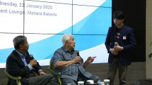 Utomo Josodirdjo, Salah Satu Pendiri President University yang Menjadi Bapak Akuntansi Indonesia (tengah)