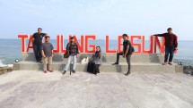 Wisatawan di pantai Tanjung Lesung