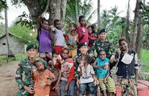 Prajurit Kostrad Ajak Anak-Anak Perbatasan Minum Susu