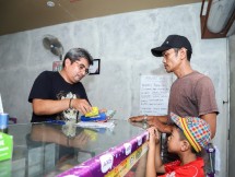 Agen BRILink bertransaksi dengan nasabah