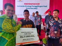 Dirjen Tanaman Pangan Suwandi serahkan simbolis KUR ke Petani