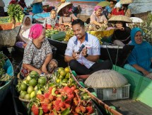 BRI memperlihatkan cara menggunakan hp untuk transaksi ke masyarakat
