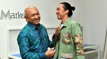 Menteri Koperasi dan UKM Teten Masduki bersama Drummer Slank Bimbim