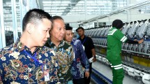 Menteri Perindustrian Agus Gumiwang Kartasasmita ketika menghadiri peresmian fasilitas produksi viscose rayon PT Asia Pacific Rayon (APR) di Pangkalan Kerinci, Kabupaten Pelalawan, Riau