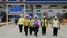 Presiden Joko Widodo meninjau pembangunan Tol Pekanbaru - Dumai