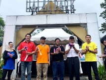 Pemimpin Divisi Kesekretariatan dan Komunikasi Perusahaan BNI Syariah, Bambang Sutrisno (tiga dari kiri); Pemimpin Redaksi/Penanggung Jawab Dream.co.id, Ismoko Widjaya (empat dari kiri); Yuli Pujihardi selaku Direktur Mobilisasi ZIS Dompet Dhuafa (empat dari kanan).