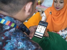 Nasabah sedang memperlihatkan penggunaan BRISPOT