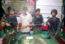 Mantan Simpatisan OPM Serahkan Senjata Kepada Satgas Yonif 411 Kostrad