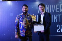 CEO Indodax Oscar Darmawan (kiri) menerima penghargaan "Startup Marketplace Asset Crypto Terbaik" dari Duniafintech.com. Penghargaan diserahkan secara simbolis oleh Ketua Asosiasi Blockchain Indonesia (ABI) Muhammad Deivito Dunggio