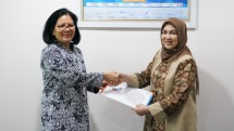 Loto Srinaita Ginting menerima SK Pengangkatan sebagai Ketua Dewan Komisaris Pegadaian