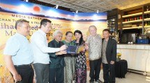Kiri-kanan : Dr. A. Rikrik Kusmara, M.Sn,bersama Gunawan Jusuf, Prof. Kanjeng Pangeran Srihadi Soedarsono A, M.A, Dra. Siti Farida Srihadi, M.Hum, Purwaty Lee Couhault, Jean Couteau, dan Pustanto