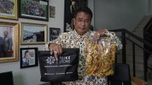 Hotman Paris menunjukan produk Flike Store