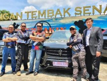 Bamsoet Uji Kaca dan Pintu Mobil Anti Peluru
