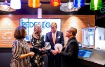 Burhan Noor Sahid, Direktur Marketing Signify Indonesia (kanan) didampingi Lea Indra, Head of Integrated Communications Indonesia (kiri), menjelaskan cara kerja mesin pencetak luminer 3D milik Signify kepada Raja Willem-Alexander dan Ratu Maxima dari Belanda...