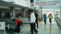 Pemasangan stiker pembatas social distancing di sekitar area Pelabuhan Makassar