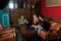 (paling kiri) Arief Goenadibrata - Managing Director PT Nojorono Tobacco International (paling kanan) Yohanes Aditya - Section Head Digital Marketing PT Nojorono Tobacco International.