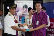 Simbolis penyerahan masker dan cairan pembersih tangan (hand sanitizer) dalam safety campaign oleh (kanan) Safety, Security and Quality Director of Batik Air, Capt. Wamildan Tsani Panjaitan. Foto oleh Muhammad Fikri Ardriawan.
