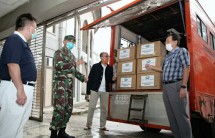 Ketum Kadin Rosan Roeslani dan Budha Tzu Chi Serahkan bantuan Untuk Corona