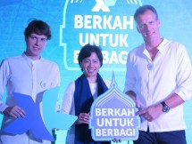 Direktur & Chief Commerce Officer XL Axiata, Allan Bonke ( kanan )