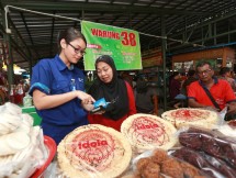 Karyawan BRI bersama UKM di Pasar tradisional