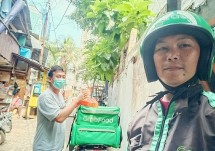 Kisah Miko dan dua rekan grabfood mengantar makanan di saat corona