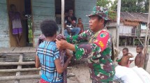 Satgas TMMD 107 Bagikan Pakaian Layak Pakai Kepada Warga Kampung Epem