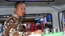 Menteri Perindustrian Agus Gumiwang Kartasasmita