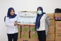 Tenaga medis Puskesmas Pulau Tidung berfoto bersama usai melakukan simbolis penyerahan bantuan CSR Bank DKI berupa 20 (dua puluh) Alat Pelindung Diri kepada Puskesmas Pulau Tidung dalam rangka penanganan pandemi virus Covid-19 di Jakarta, (1/4).