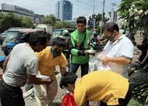 Dapoer Kasih berbagi makanan untuk Ojol