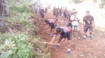 Batalyon Infantri 9 Marinir Bantu Warga Perbaiki Jalan Desa