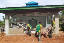 Prajurit Pamtas Yonif 411 Kostrad Bantu Warga Bangun Mushola